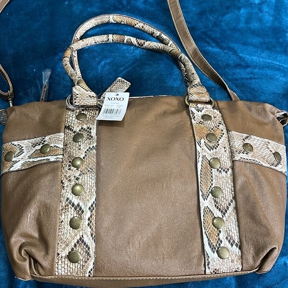 XOXO shoulder handbag tik tak vinyl color tan. Small scratch on the back. - Picture 4 of 13